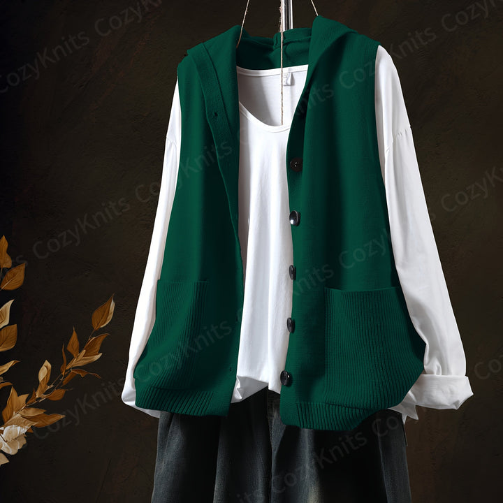 Tenzin – Ärmelloser Strick-Cardigan mit Kapuze, Knopfleiste & Taschen