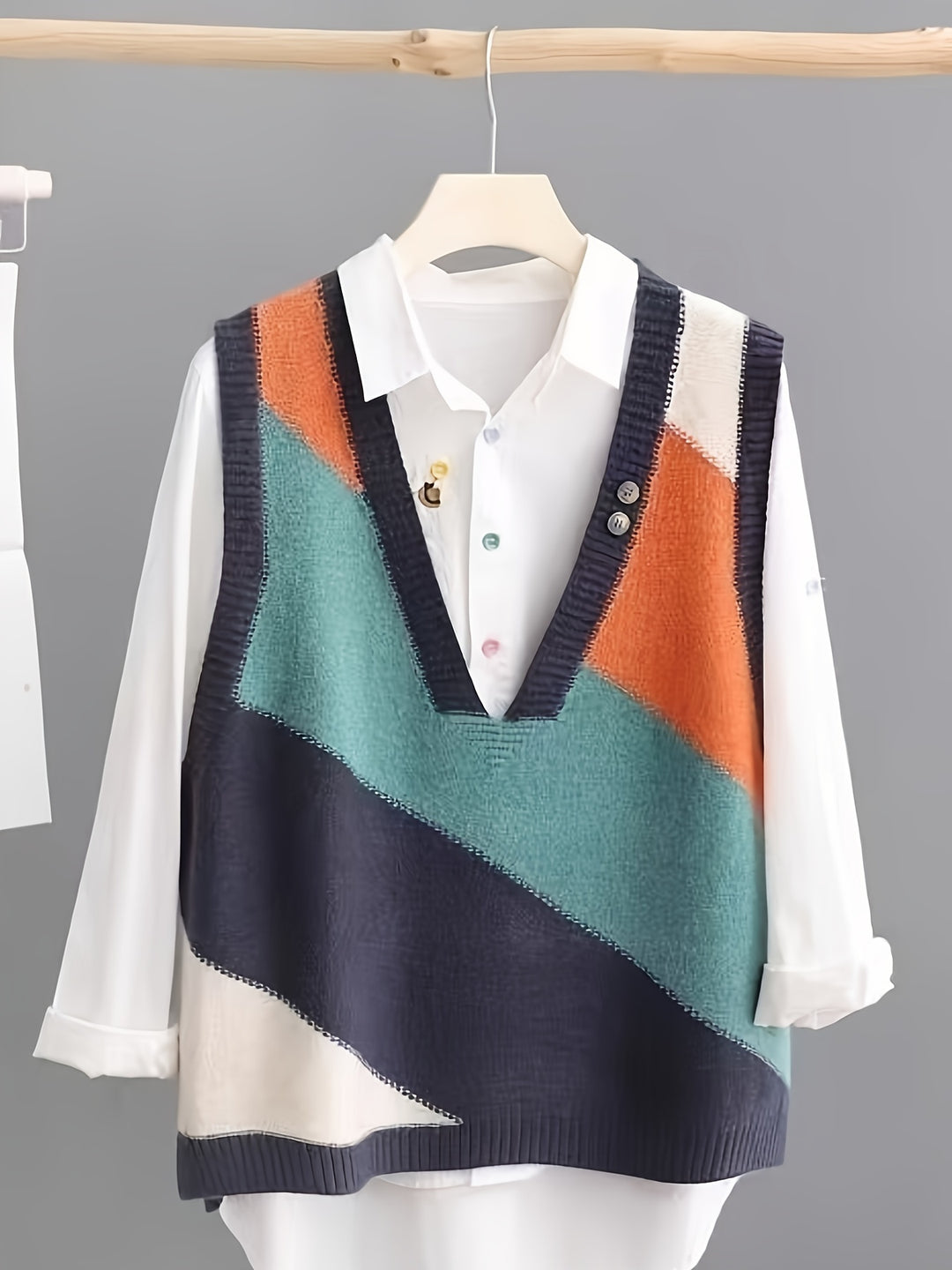 Iva – Vintage Strickweste mit Farbblock & V-Ausschnitt