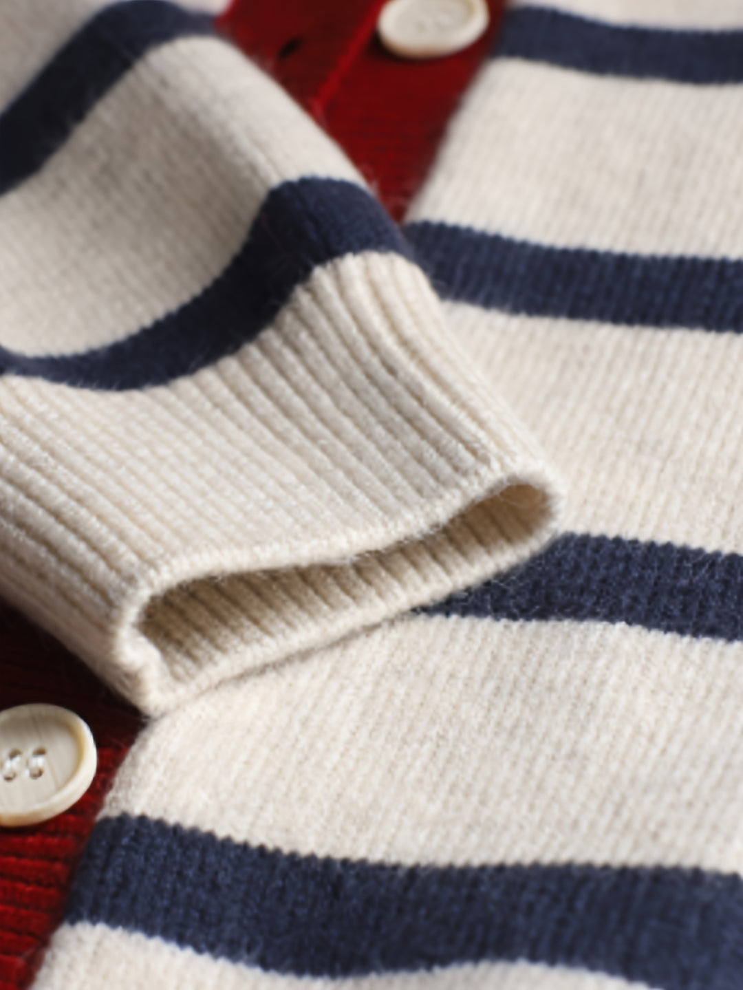 Isabel – Cardigan mit Herzmuster & Knopfleiste