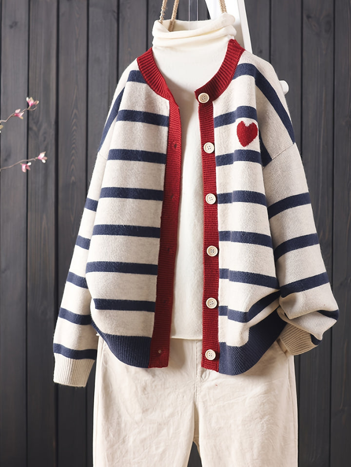 Isabel – Cardigan mit Herzmuster & Knopfleiste