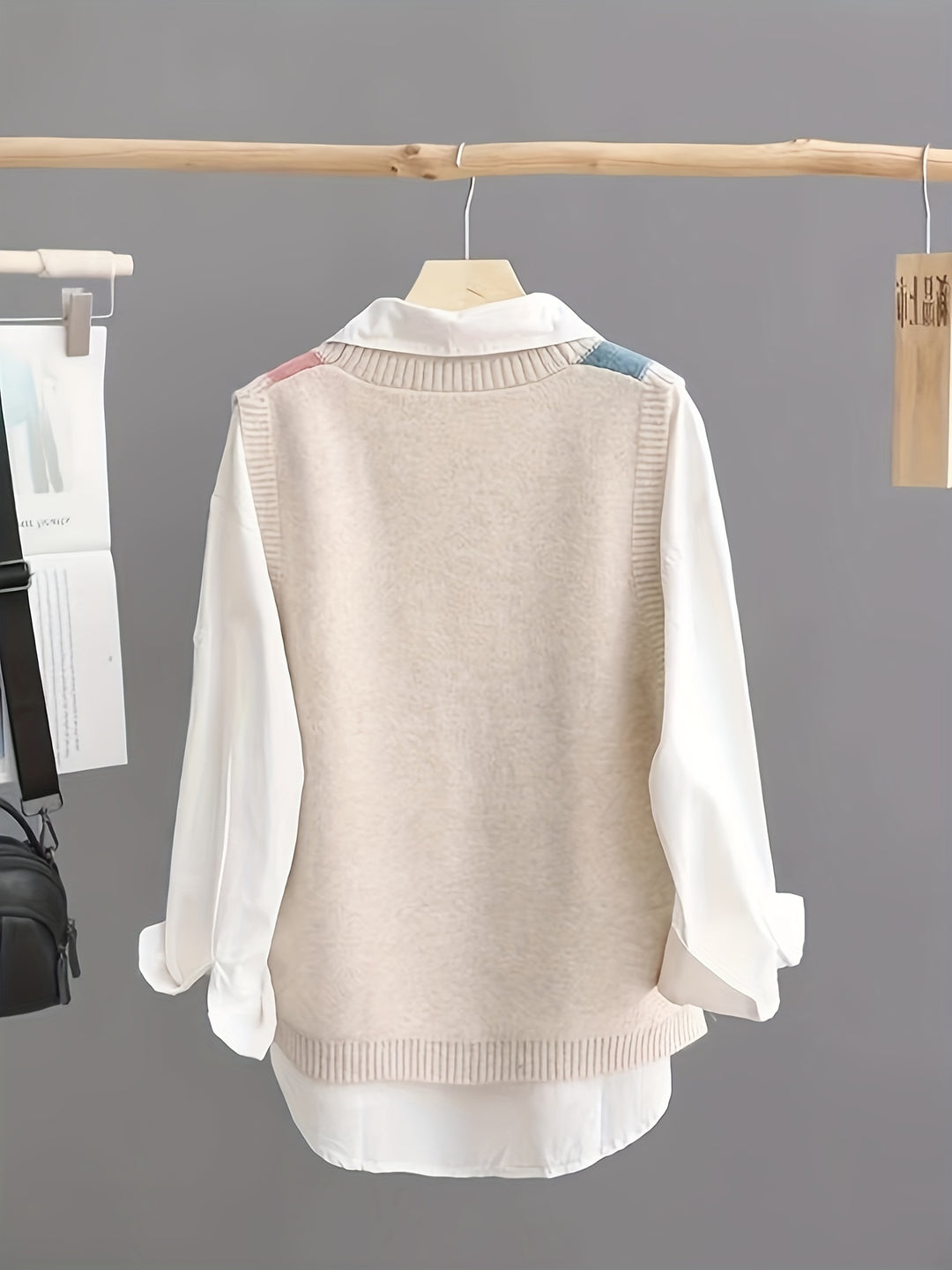 Iva – Vintage Strickweste mit Farbblock & V-Ausschnitt