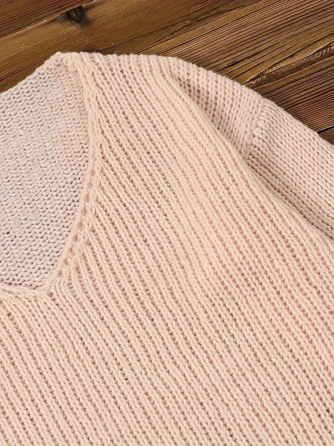 Adriana – Plus-Size Top mit V-Ausschnitt & Häkel-Details