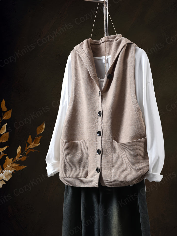 Tenzin – Ärmelloser Strick-Cardigan mit Kapuze, Knopfleiste & Taschen