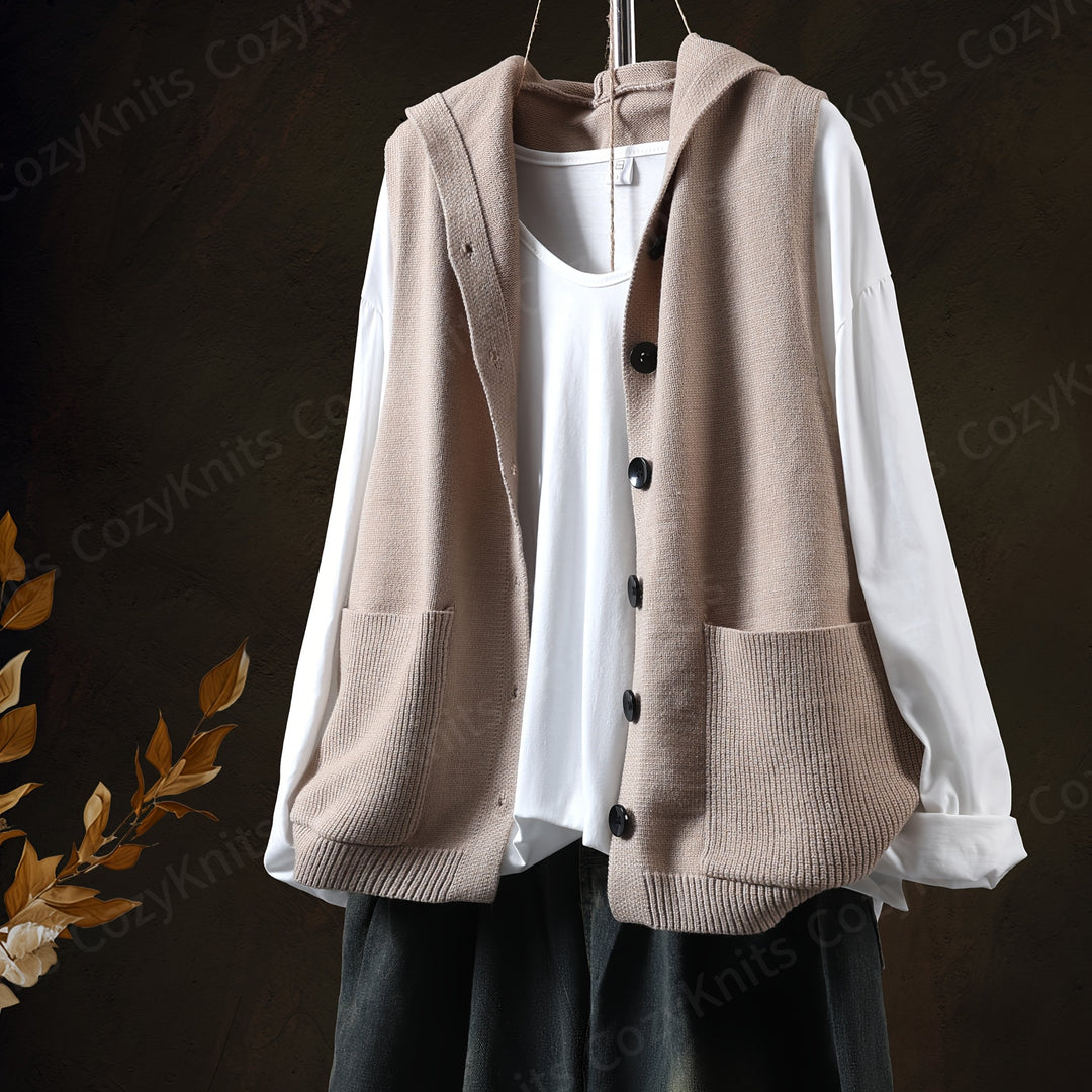 Tenzin – Ärmelloser Strick-Cardigan mit Kapuze, Knopfleiste & Taschen