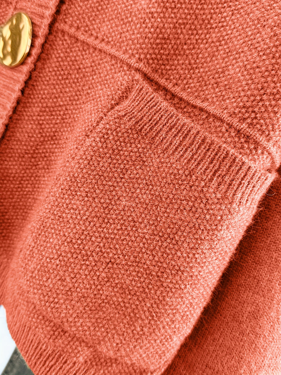 Samira – Damen Cardigan mit großen Knöpfen & Taschen in Beige