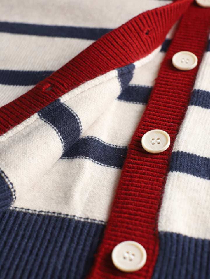Isabel – Cardigan mit Herzmuster & Knopfleiste