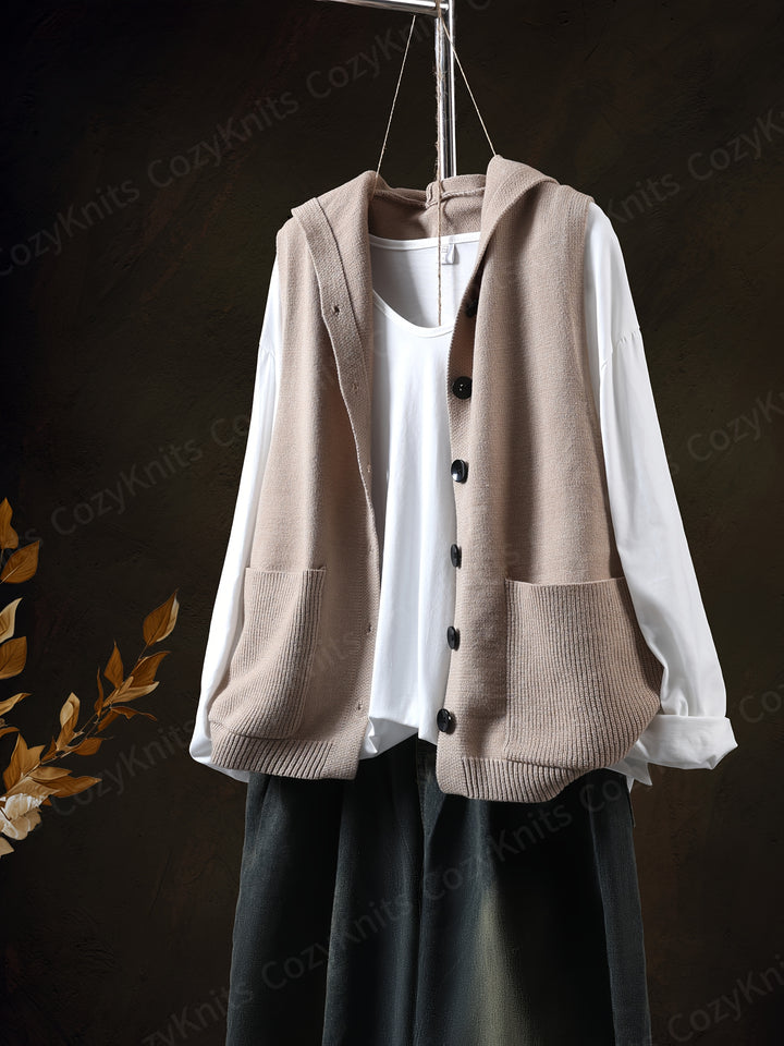 Tenzin – Ärmelloser Strick-Cardigan mit Kapuze, Knopfleiste & Taschen