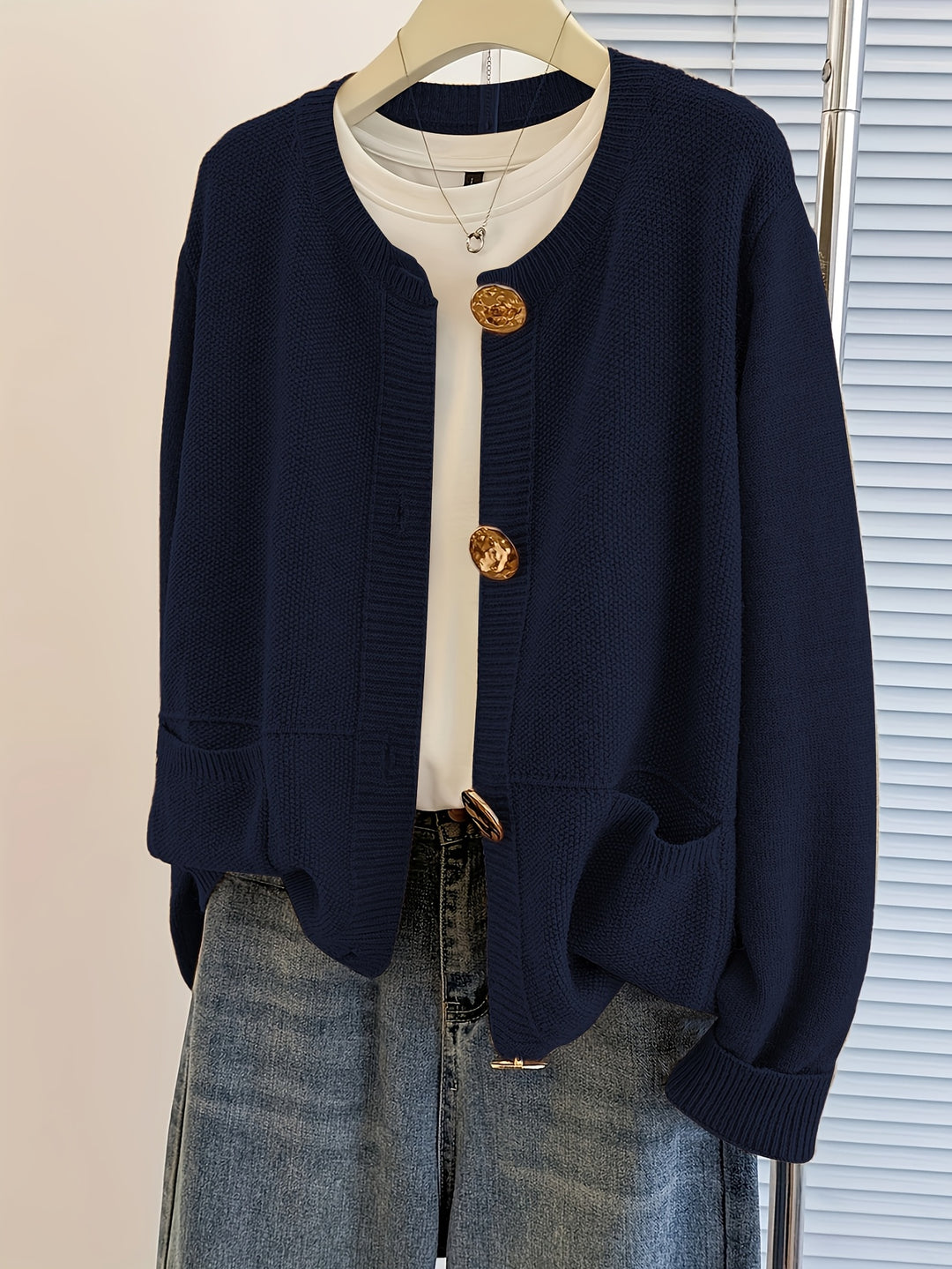 Samira – Damen Cardigan mit großen Knöpfen & Taschen in Beige