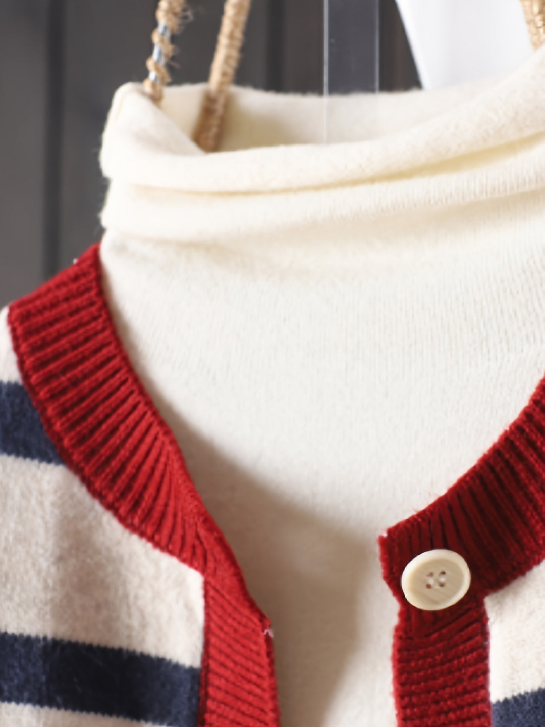 Isabel – Cardigan mit Herzmuster & Knopfleiste