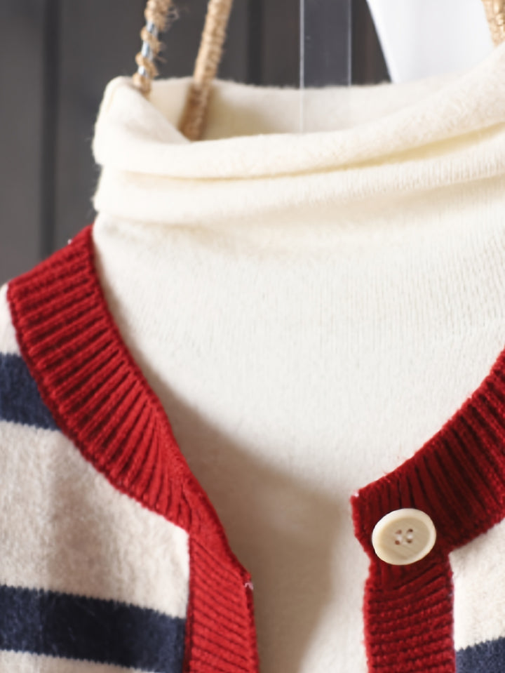 Isabel – Cardigan mit Herzmuster & Knopfleiste