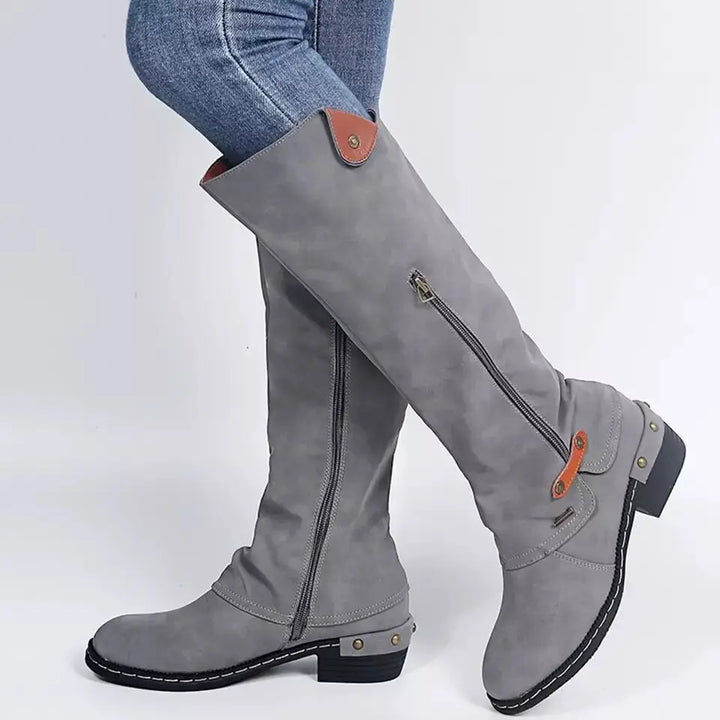 Kirsten – Kniehohe Vintage-Stiefel mit Reissverschlusstasche und klobigem Nietenabsatz (Ausverkauf 2024)