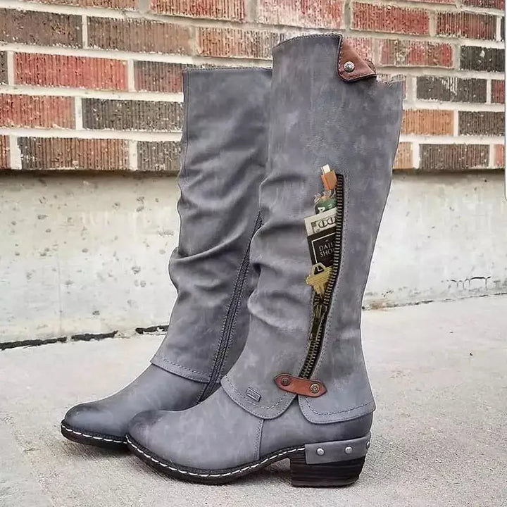 Kirsten – Kniehohe Vintage-Stiefel mit Reissverschlusstasche und klobigem Nietenabsatz (Ausverkauf 2024)