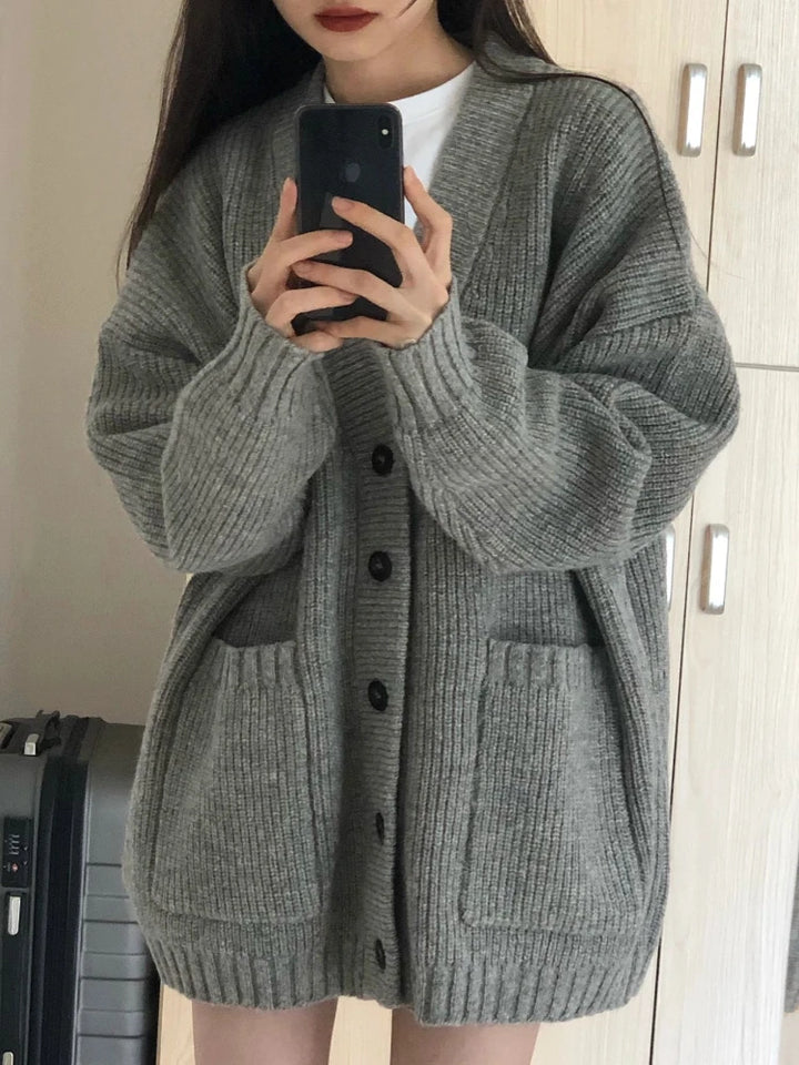 Megara – Lässige Strickjacke mit V-Ausschnitt