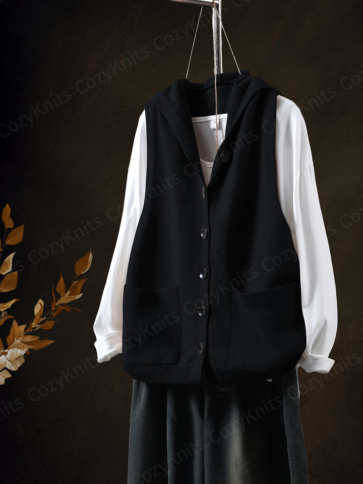 Tenzin – Ärmelloser Strick-Cardigan mit Kapuze, Knopfleiste & Taschen