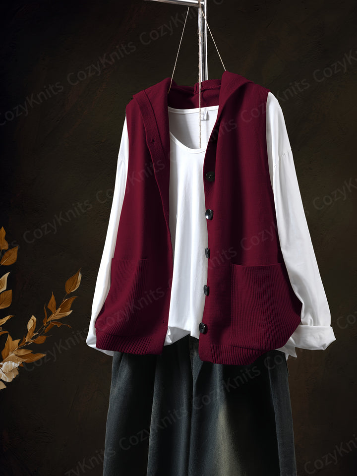 Tenzin – Ärmelloser Strick-Cardigan mit Kapuze, Knopfleiste & Taschen