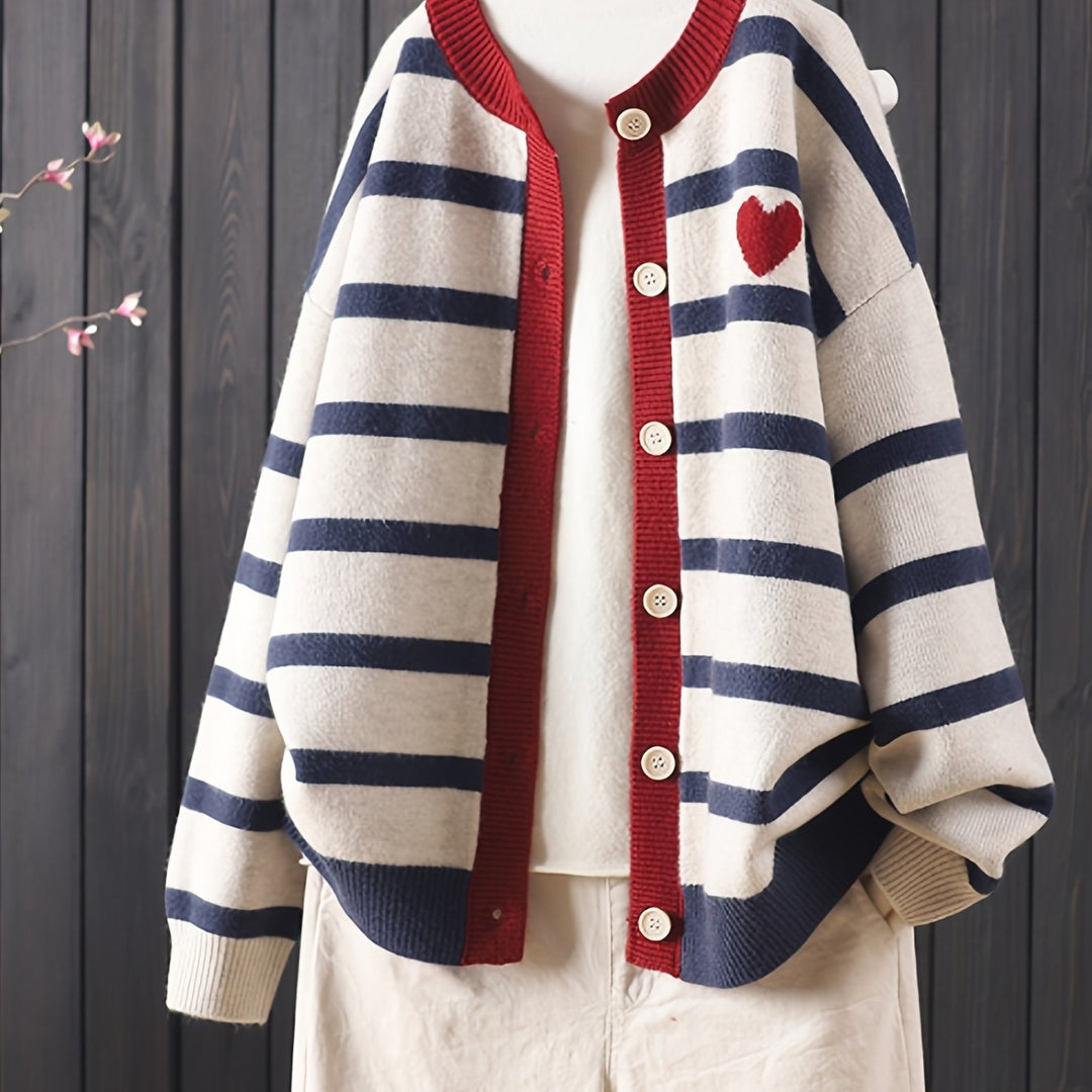 Isabel – Cardigan mit Herzmuster & Knopfleiste