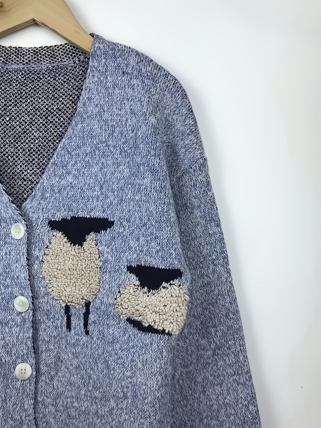 Malaya – Damen V-Ausschnitt-Cardigan mit Schafmuster und Knopfleiste