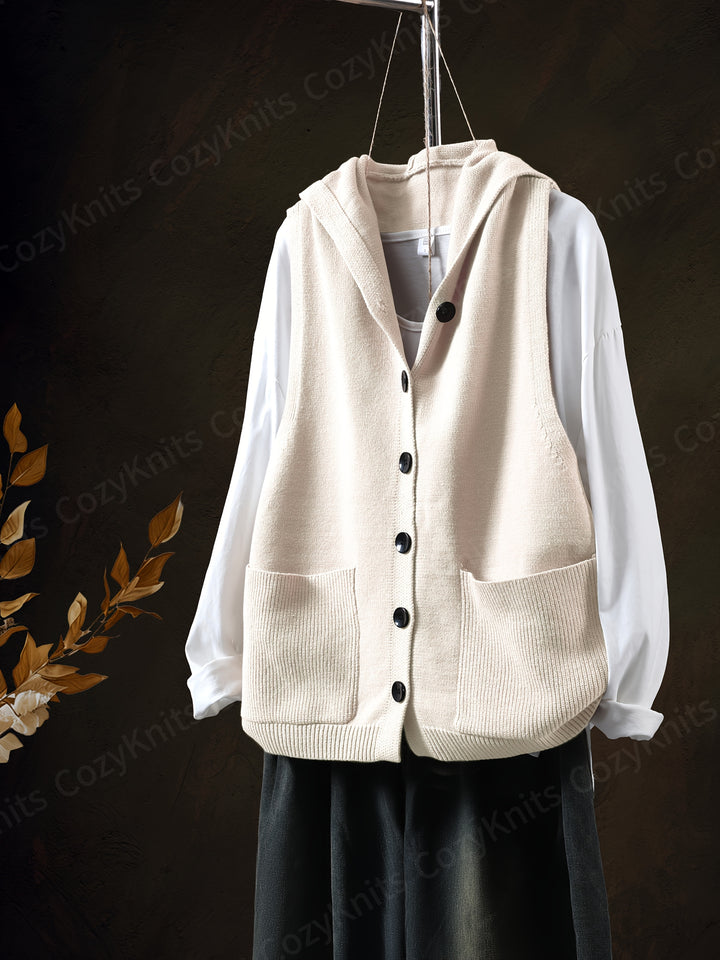 Tenzin – Ärmelloser Strick-Cardigan mit Kapuze, Knopfleiste & Taschen