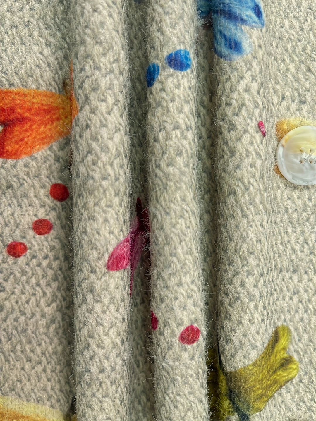 Mayumi – Damen V-Ausschnitt-Cardigan mit Insektenprint und gewebter Optik