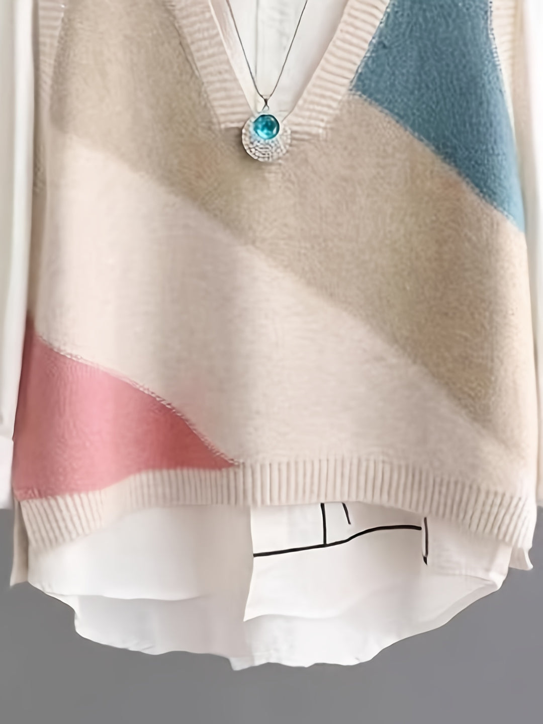 Iva – Vintage Strickweste mit Farbblock & V-Ausschnitt