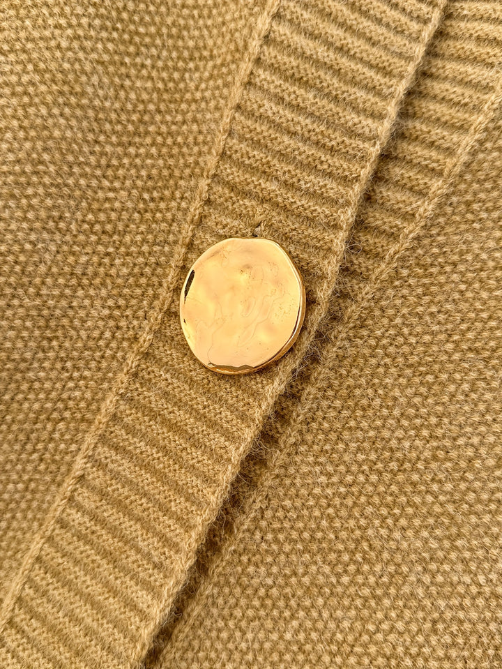 Samira – Damen Cardigan mit großen Knöpfen & Taschen in Beige